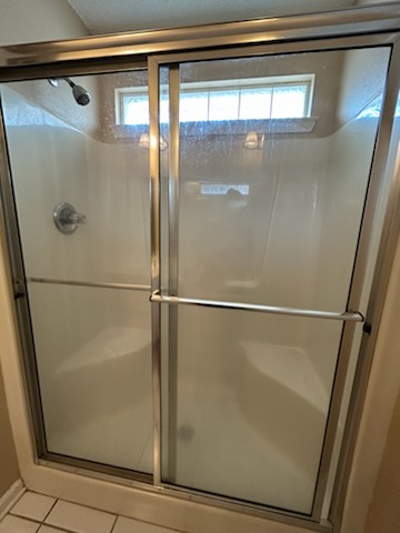 Sparkling glass shower door