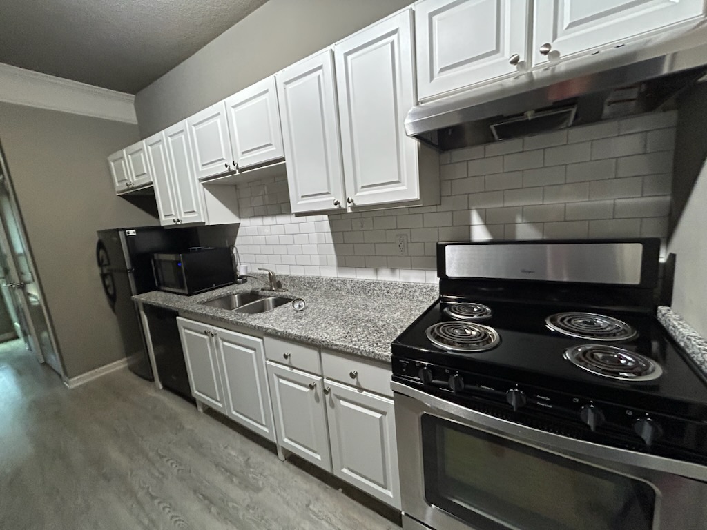 Clean modern kitchen after a professional cleaning service